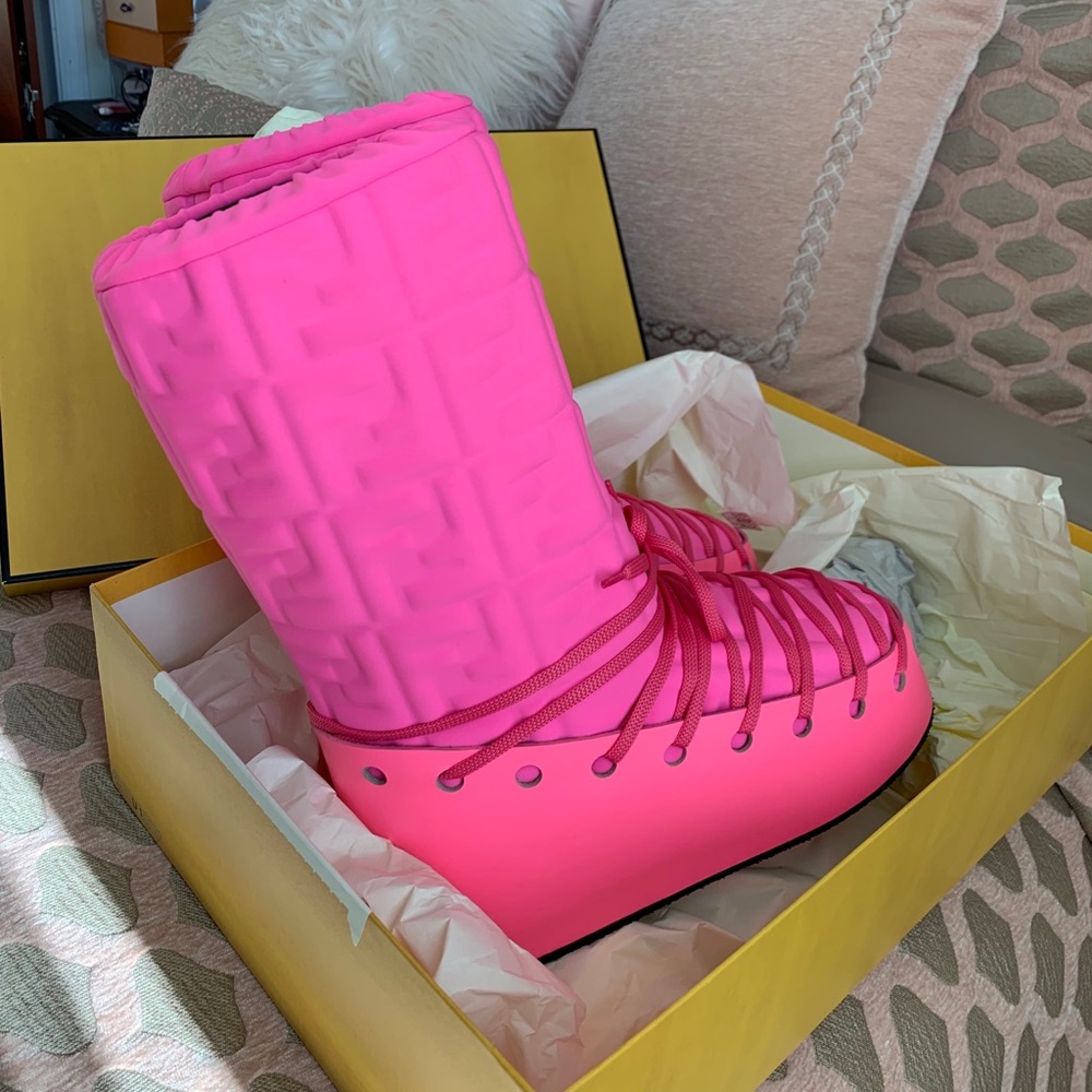 Fendi moon boots size 40